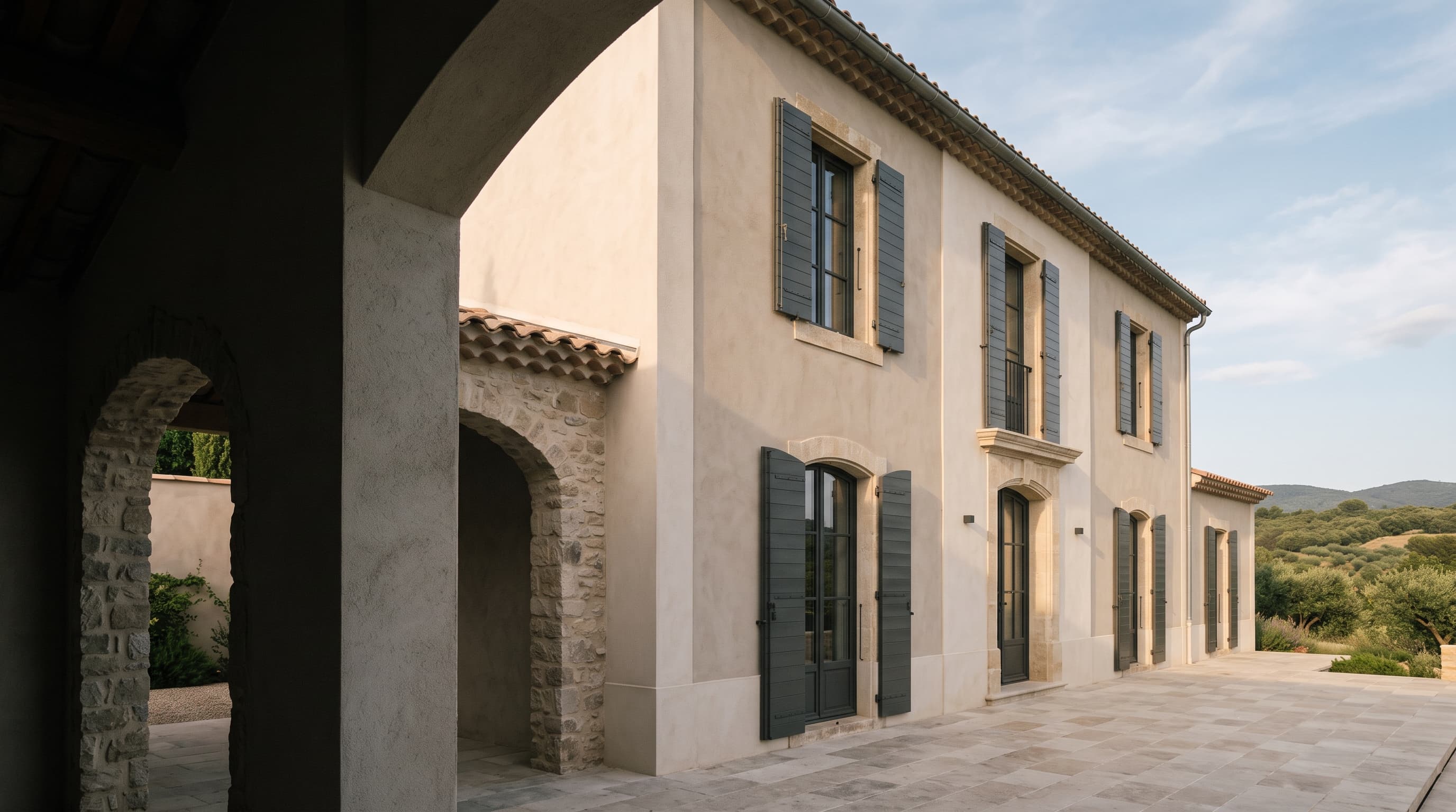 Façade aux tons minéraux et à l'architecture méditerranéenne