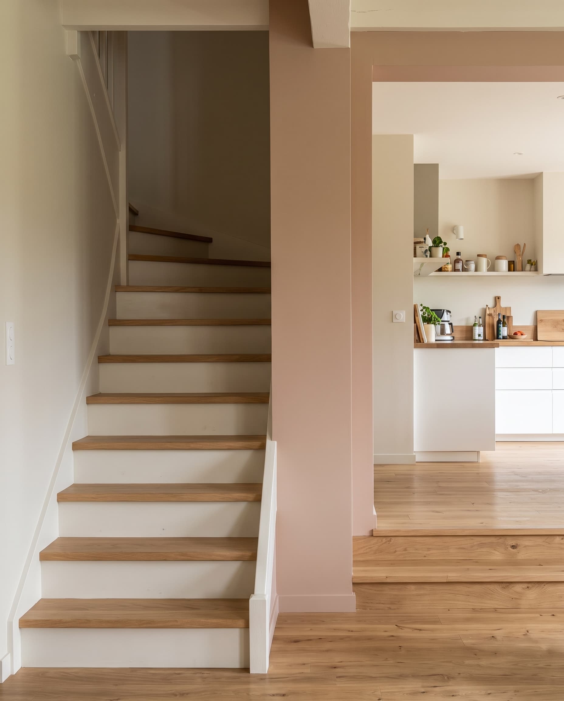 Escalier et passage aux teintes grège et argile dans une maison rénovée à Saint-Estève
